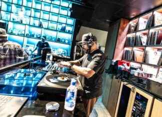 Wax Vinyl Bar & Ramen Shop: A Unique Twist on Japanese Cuisine in Chicago news-06102024-204814