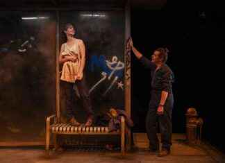 Chicago’s Bus Stop Snapshots: A Unique Perspective of Daily Life news-09102024-092225