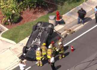 Rollover Crash in Fort Lauderdale: 2 Hospitalized with Non-Life-Threatening Injuries news-21102024-203436