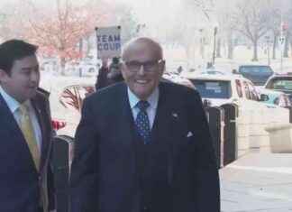 Rudy Giuliani Ordered to Surrender NYC Apartment and Watches to Georgia Election Workers | WSVN 7News news-23102024-014845