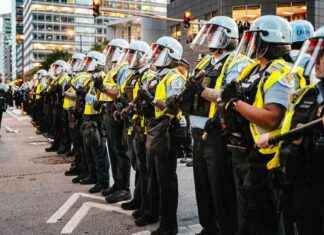 Filing a Complaint Against a Chicago Police Officer: Step-by-Step Guide news-24102024-141756