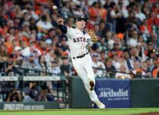 Astros Player Secures First Gold Glove Award for Outstanding Defensive Performance news-04112024-093104