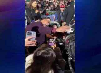 Dwayne Johnson Greets Fans in Germany Ahead of Red One Release | WSVN 7News news-09112024-105151