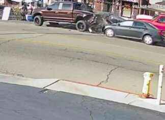 Car Crash at Fallbrook Cafe: Watch the Video and See the Damage news-17112024-221312