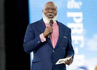 Bishop T.D. Jakes Stable After Health Incident During Sunday Sermon | WSVN 7News Miami news-25112024-193244
