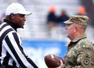 College Football Referee Salutes Military Veterans During Celebration Bowl college-football-referee-salutes-military-veterans-during-celebration-bowl