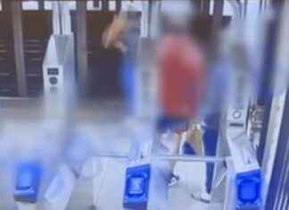 Man pushed onto subway tracks in Chelsea, hit by train: Report man-pushed-onto-subway-tracks-in-chelsea-hit-by-train-report