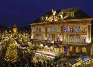 Town Hall-Sized Advent Calendar: A Magical Holiday Tradition news-01122024-171121