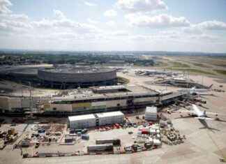 Stowaway Causes Disturbance on Flight to Paris, Stays in France | WSVN 7News news-01122024-231457