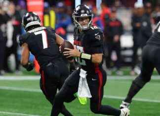 Starting Quarterback Criticized by NFL Fans for Poor Performance news-02122024-024436