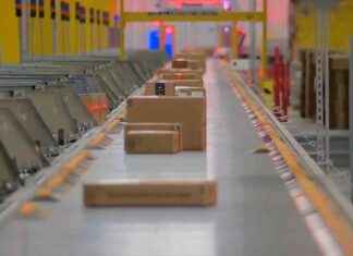 Robots at Amazon Warehouse in Opa-locka Streamline Cyber Monday Packing Operations news-03122024-032021