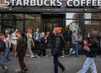 Starbucks Workers Union Strikes in LA, Chicago, Seattle Before Christmas starbucks-workers-union-strikes-in-la-chicago-seattle-before-christmas