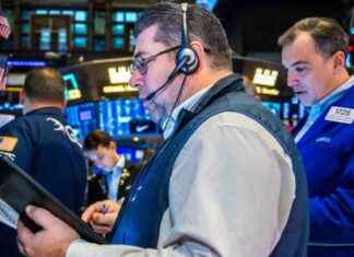 Stock Market Update: Dow Drops Over 300 Points, Ends 3-Week Losing Streak stock-market-update-dow-drops-over-300-points-ends-3-week-losing-streak