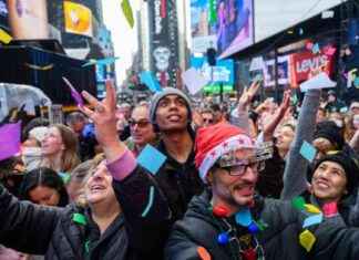 Times Square New Year’s Eve Rules: No Umbrellas & More Celebration Guidelines times-square-new-years-eve-rules-no-umbrellas-more-celebration-guidelines