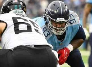 T’Vondre Sweat’s Impressive Fumble Recovery Run and Stiff Arm in NFL Game tvondre-sweats-mpressive-fumble-recovery-run-and-stiff-arm-in-nfl-game