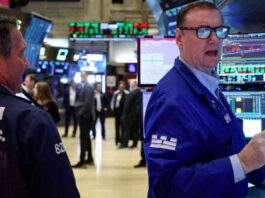 wall-street-closes-down-400-points-as-dow-limps-into-year-end