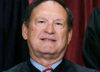 Alito Discloses Conversation with Trump Regarding Former Clerk Before Hush-Money Filing alito-discloses-conversation-with-trump-regarding-former-clerk-before-hush-money-filing