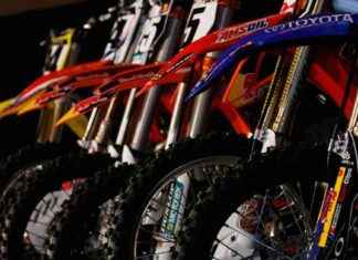 Chaos Ensues as Supercross Riders Brawl on Track and Dodge Other Bikers chaos-ensues-as-supercross-riders-brawl-on-track-and-dodge-other-bikers