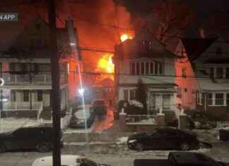 NYC House Fire Injures 5: Firefighters Struggle with Frozen Hydrants nyc-house-fire-njures-5-firefighters-struggle-with-frozen-hydrants