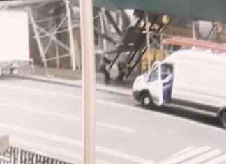 Scaffold Collapse in Manhattan: People Trapped and Rescued scaffold-collapse-in-manhattan-people-trapped-and-rescued