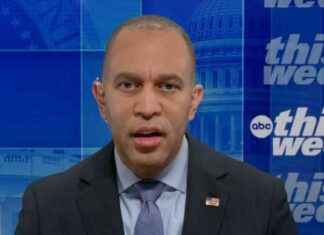 Hakeem Jeffries Criticizes Trump’s ‘Toxic Presidency’ hakeem-jeffries-criticizes-trumps-toxic-presidency