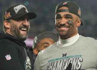 Jalen Hurts Addresses ‘Straightjacket’ Comment to Coach Sirianni jalen-hurts-addresses-straightjacket-comment-to-coach-sirianni