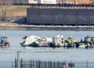 Recovery Operation Continues for 55 Victims in DC Midair Collision recovery-operation-continues-for-55-victims-in-dc-midair-collision