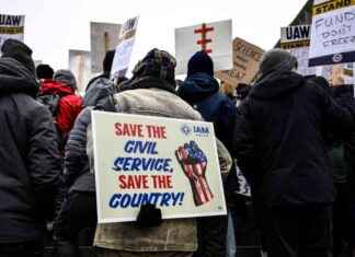 Federal Workers Face Mental Health Distress Amid Trump Cuts federal-workers-face-mental-health-distress-amid-trump-cuts