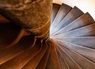 How to Climb the Staircase in A Frosty Reception (DDO) How to Climb the Staircase in A Frosty Reception (DDO)